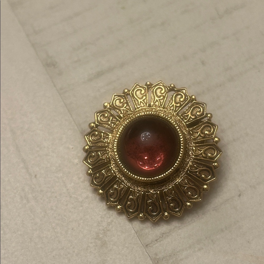 Vintage Round Gold Tone Purple Gripiox brooch